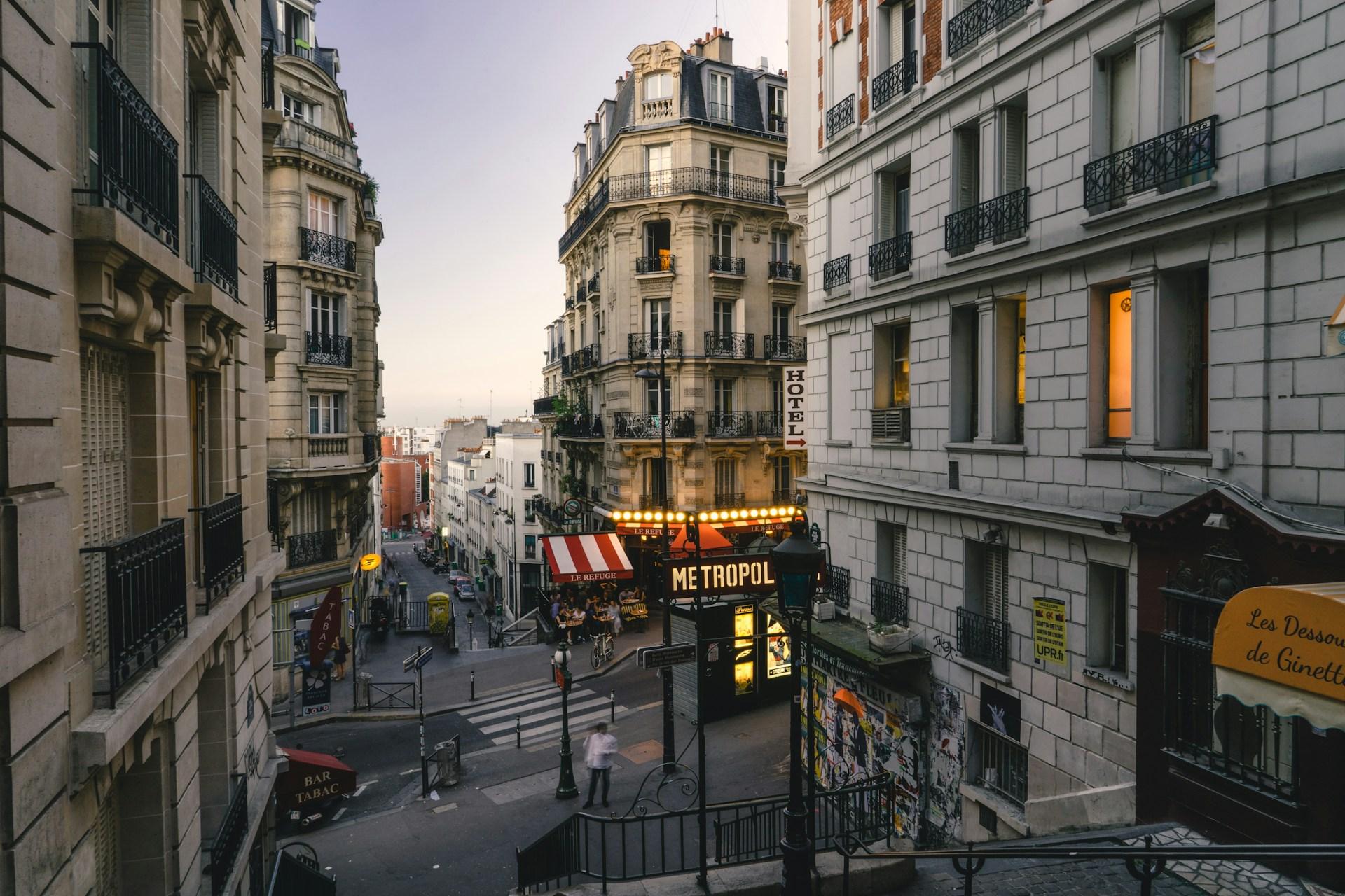 Reasons to Love Being in Love in France! - background banner